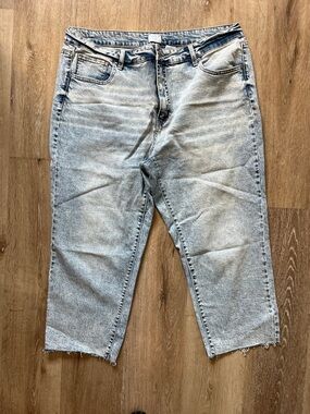Time and Tru Light Wash Cropped Straight Leg Jeans